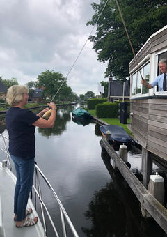 Mit einem Holzklotz Brückengeld bezahlen