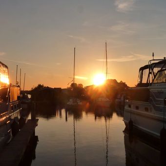 Sie übernachten die erste Nacht kostenlos an Bord Ihrer Yacht im Hafen