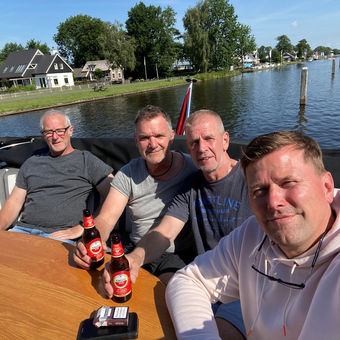 Vier Männer, die ohne Bootsführerschein ein Boot von Yachts4U gemietet haben