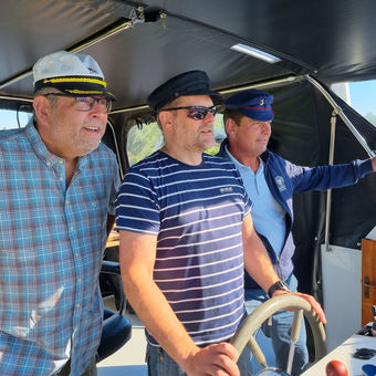 Drei Männer, die ohne Bootsführerschein ein Boot von Yachts4U gemietet haben