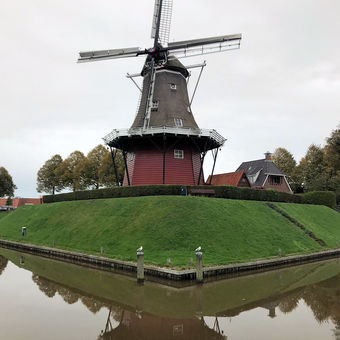 Dokkum Windmuhlen auf der Stadtmauer
