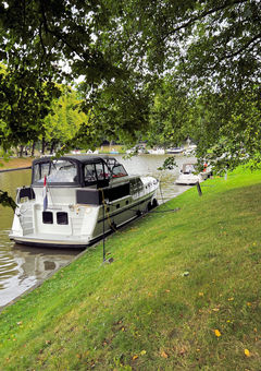 Boot auf Landstrom in Leeuwarden