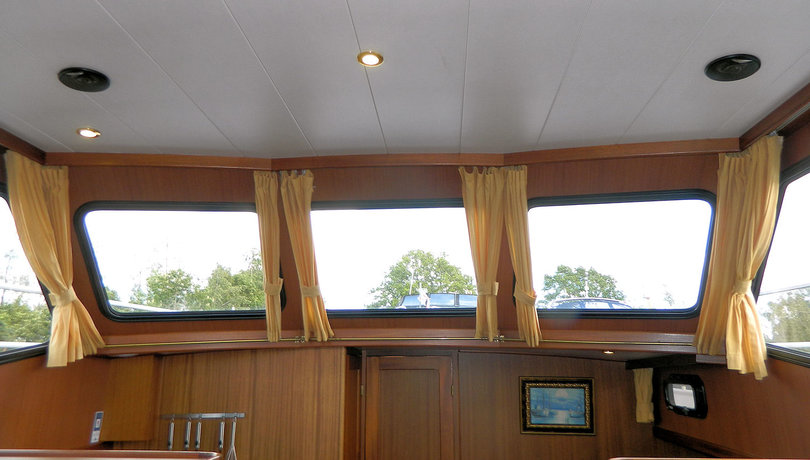 Gute Stehhöhe und weite Aussicht durch die großen Fenster der Yacht