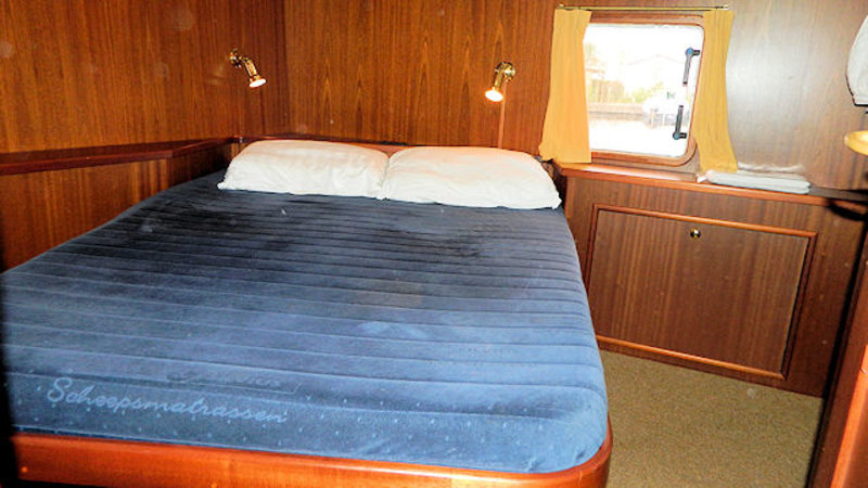 Französisches Bett in der hinteren Kajüte von Motoryacht Novia