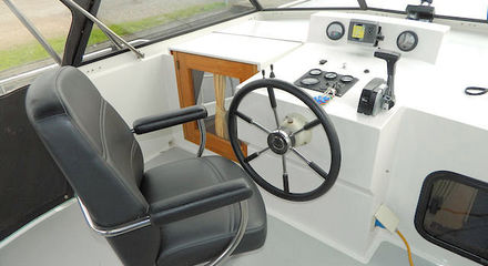Steuerstand der Yacht Novia mit captains chair.jpg