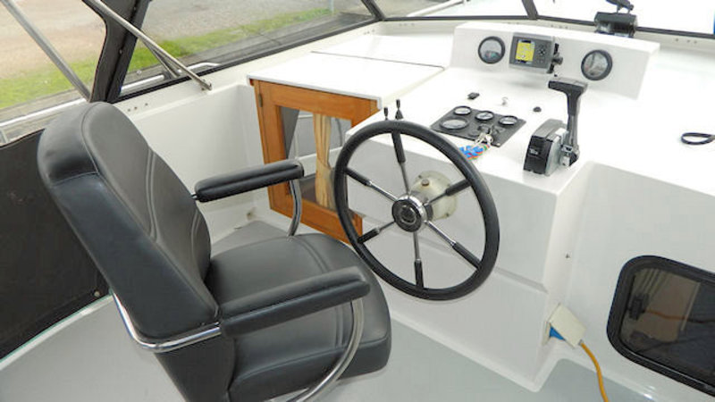 Steuerstand der Yacht Novia mit captains chair