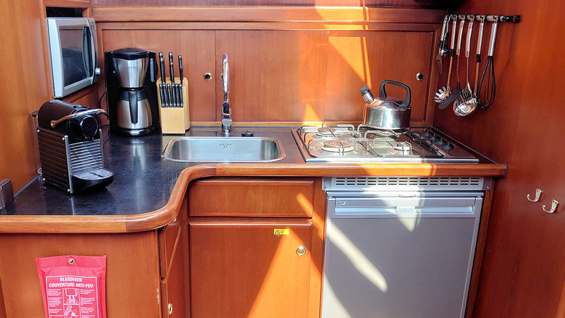 Die Küche der Evita mit Gasherd, Standard-Kaffeemaschine, Nespresso, Mikrowelle und Kühlschrank