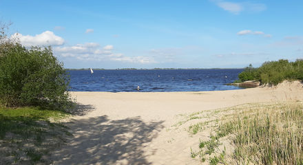 Eiland met strand in het Tjeukemeer.jpg