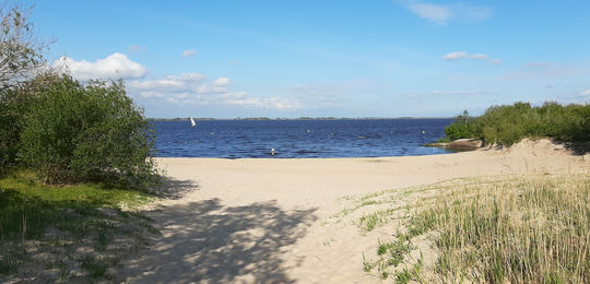 Eiland met strand in het Tjeukemeer.jpg