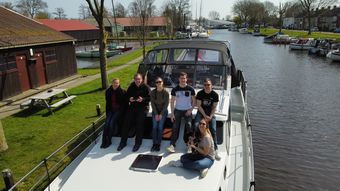 Diese Freunde mieteten ein Boot