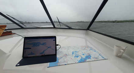 Steuerstand Boot von Yachtcharter Yachts4U mit Wasserkarte.jpg