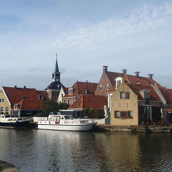 Kreuzfahrt durch ein friesisches Dorf