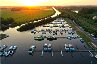 Ein- und Ausfahrt Hafen, dort rechts direkt gegenüber der Yachts4U-Pier
