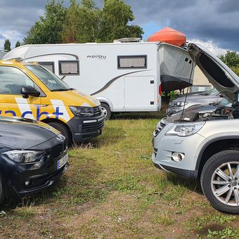 Bevor wir losfuhren, mussten wir erst das Auto reparieren!