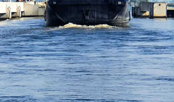 Gewerbliche Schifffahrt in der Nähe der Schleuse