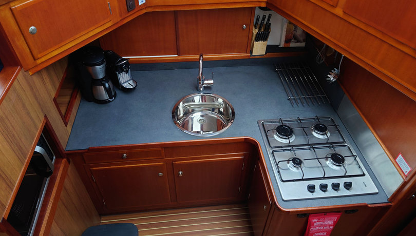 Standard-Kaffeemaschine und Nespresso in der Kombüse der Yacht