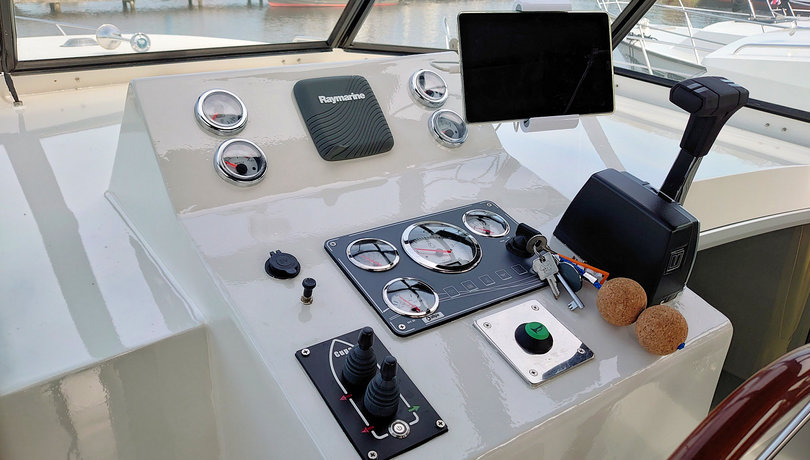 Steuerstand des Bootes Gerda mit Samsung Tab
