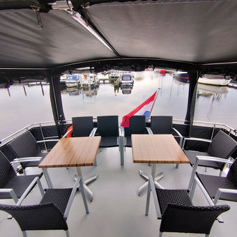 Achterdeck des Motorboots Linda mit ausreichend Platz für 10 Personen