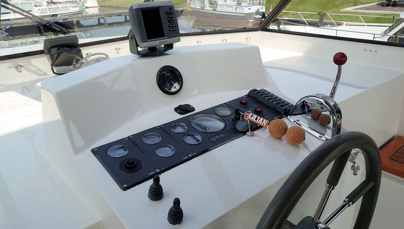 Garmin-Navigator mit Farben und Wasserkarte am Steuerstand der Yacht Lilian