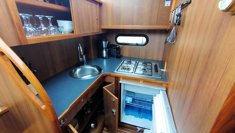 Standard-Kaffeemaschine und Nespresso in der Kombüse der Yacht, Mikrowelle, Kühlschrank, Gasherd 