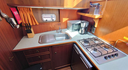 Kombüse mit Mikrowelle, Kühlschrank, 4-Flammen-Gasherd, Nespresso und Standard-Filterkaffeemaschine.jpg