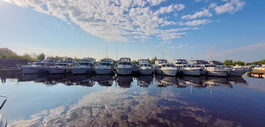 De vloot van Yachtcharter Yachts4U in Friesland.jpg
