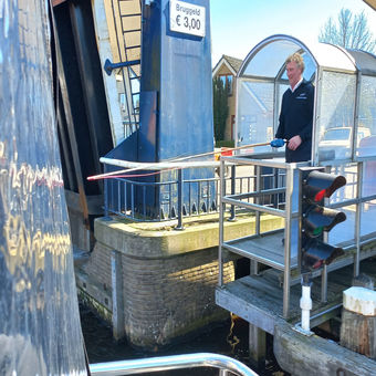 Der Pantoffel an der Angel: Eine alte Tradition in Friesland