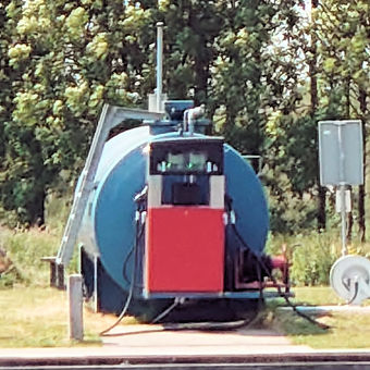 Dieselpumpe am Hafeneingang