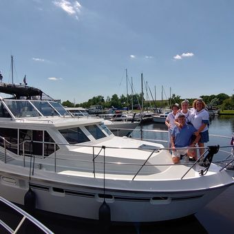 Eine Gruppe von Freunden, die für eine Woche ein Boot mietet