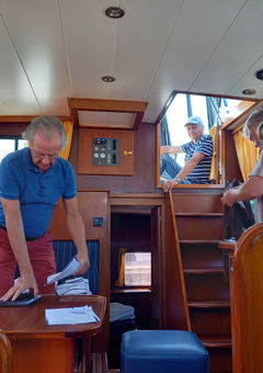 Der Lehrer der Fahrschule an Bord