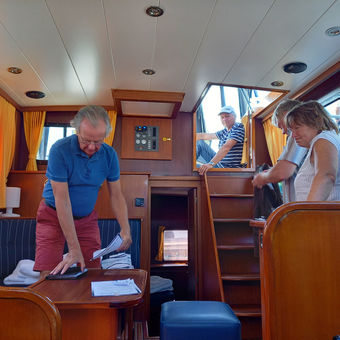 Der Trainer der Bootsschule an Bord