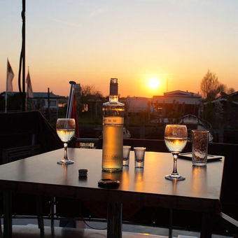Essen und Trinken mit Sängerin Kaatje im Hintergrund