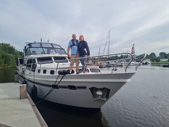 Ein Paar mietet eine Motoryacht für ein Wochenende in Friesland in Holland.