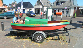 Boot vor dem Eingang zum Kameleondorp