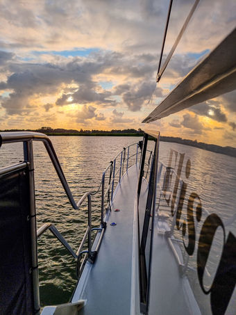 Sonnenuntergang auf dem Wasser vom Motorboot Elisa aus