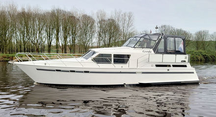 Das Boot Gerda mit vollständig verschließbarem Zelt auf dem Achterdeck.jpg