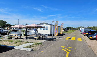 Richtung Hafenbüro von Yachts4U