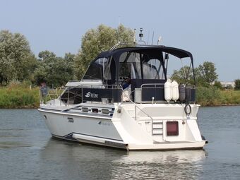 Motorjacht Ilona op het water